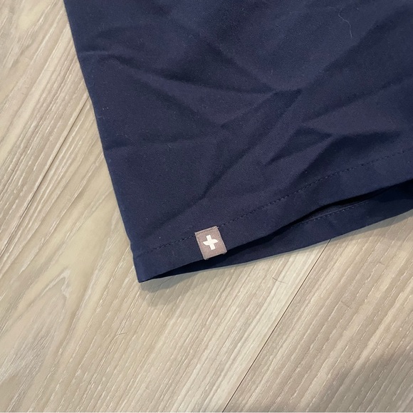 FIGS Casma Three Pocket Scrub Top Navy - Picture 5 of 6